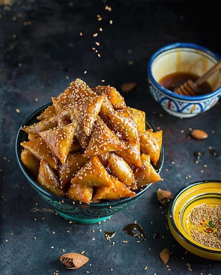 Briwat del sabor de marruecos en un bol de cristal