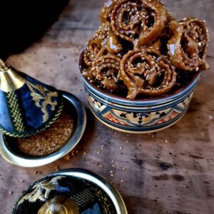 Chebakia marroquí en un bol