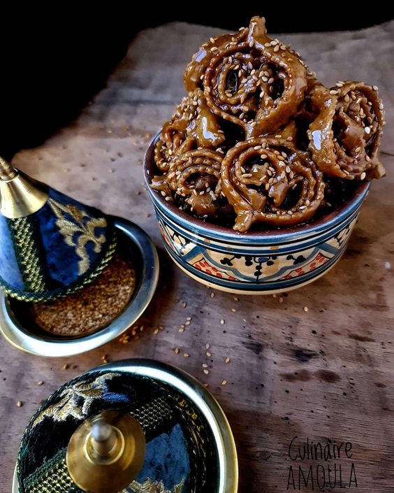 chebakia Chebakia marroquí en un bol