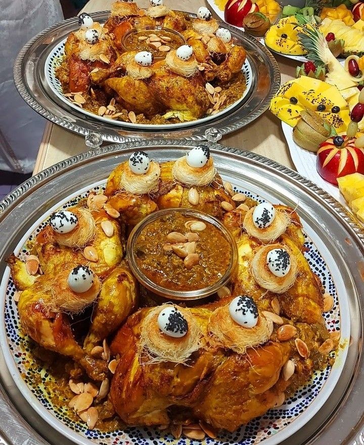 Pollo con almendras en un plato de cristal