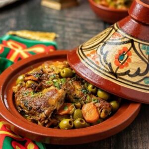 Tajine de pollo en un plato de cerámica