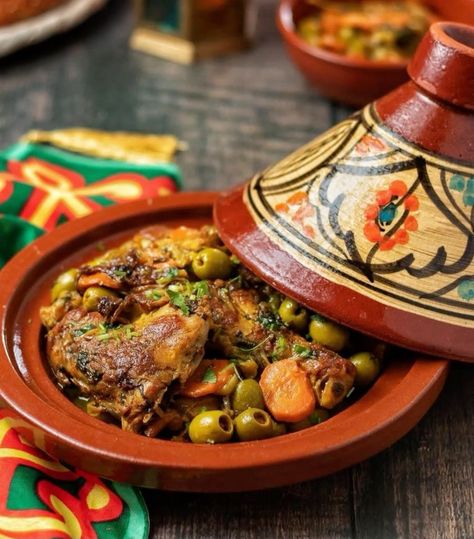 Tajine de pollo en un plato de cerámica