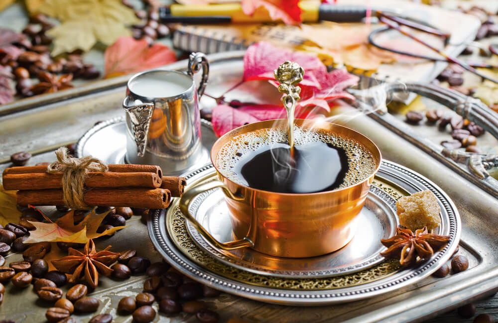 Café marroquí, en una bandeja de hierro