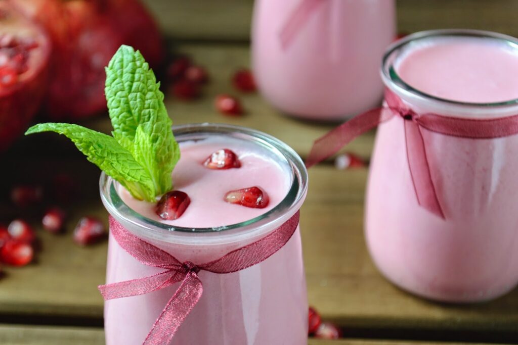 Raibi Jamila en un vaso de cristal, con hierbabuena y granadina