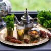 Té marroquí Té del sabor de marruecos en una bandeja con dátiles